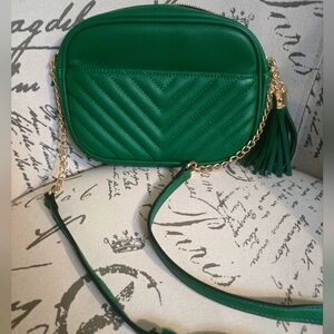FASHIONPUZZLE CHEVRON QUILTED CROSSBODY CAMERA BAG W/CHAIN STRAP & TASSEL EUC